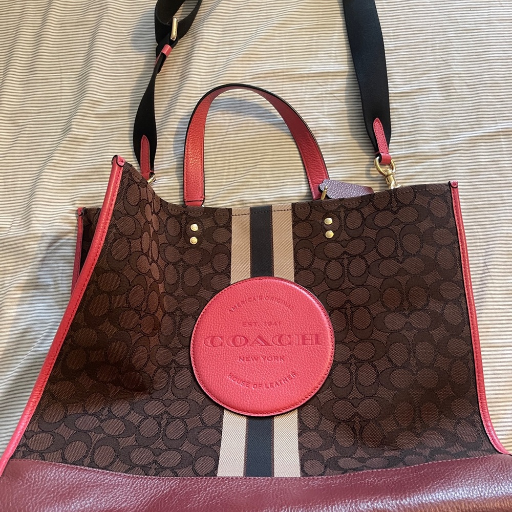 COACH CARRYALL !!! NEW , USED ONCE ! NO STAINS OR SCRATCHES ! LARGE